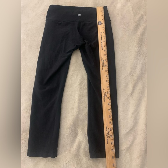 Lululemon Size 6 Capri Leggings Black Crop Blue Trim Size 4 - Picture 5 of 10